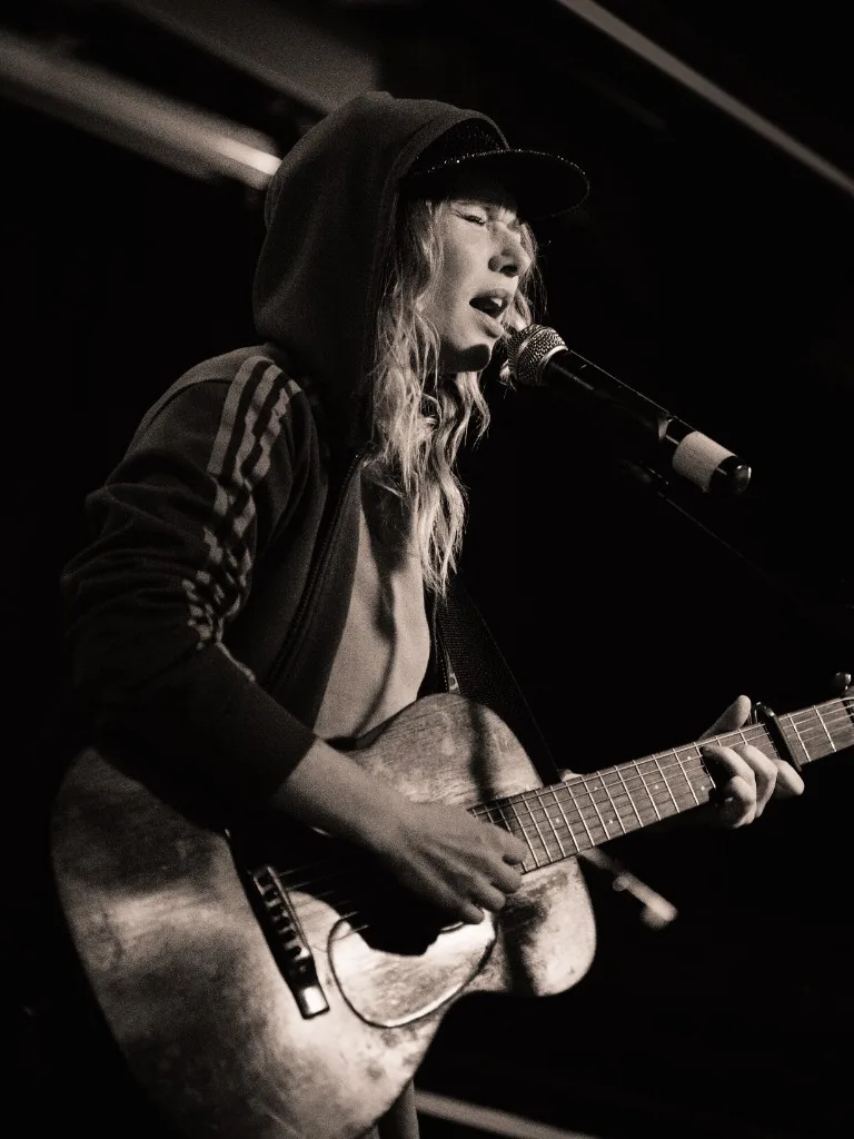 Annika Aakjær med guitar