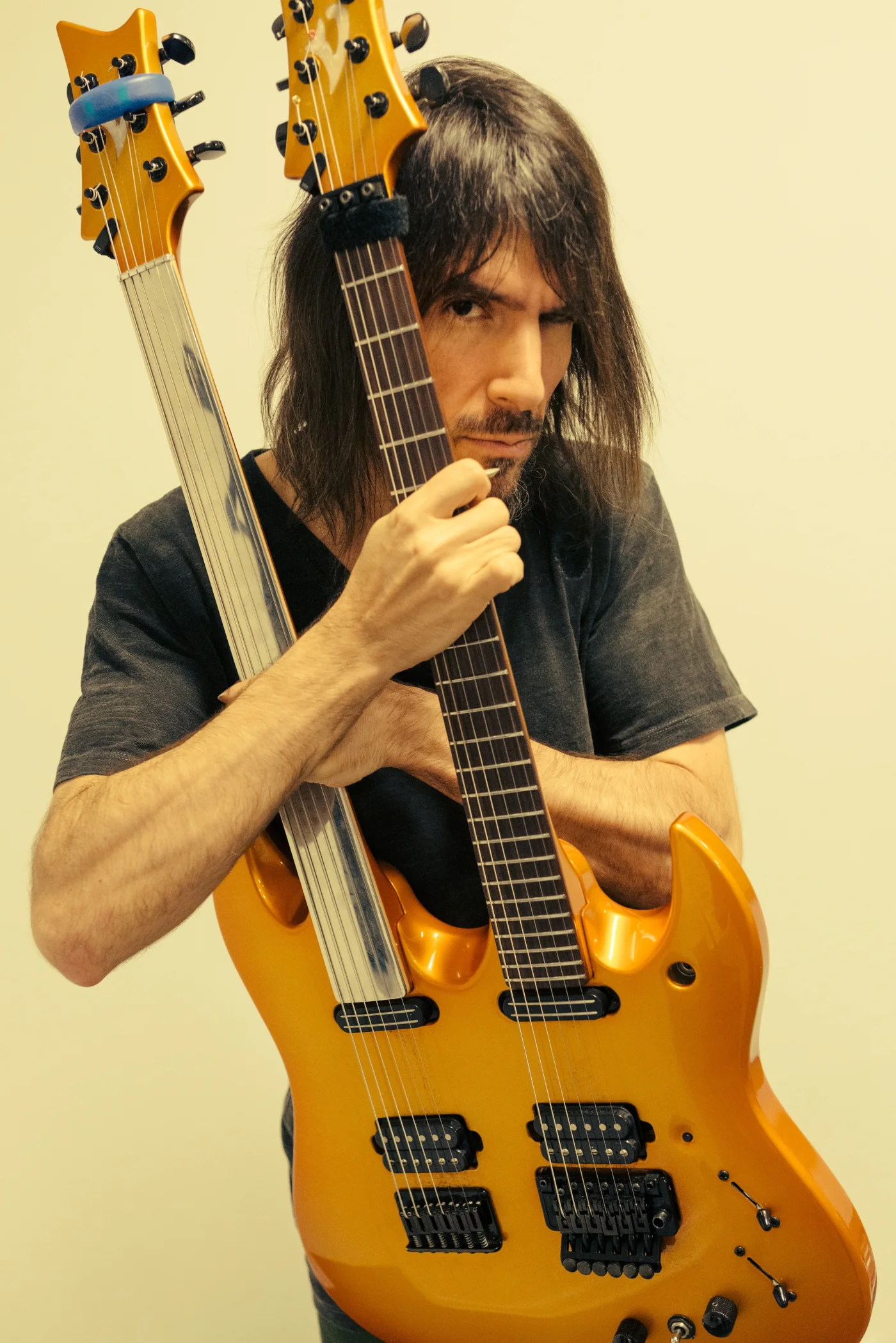 Ron “Bumblefoot” Thal med sin Vigier-guitar med dobbelt hals